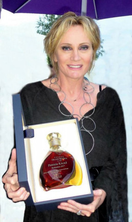 La société MSV a collaboré avec Cognac Paris pour offrir à Patricia Kaas une carafe à l'occasion de son concert à la Foire de Barbezieux.