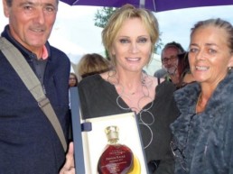 The MSV company collaborated with Cognac Paris to offer Patricia Kaas a carafe engraved with her name.