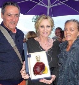 La société MSV a collaboré avec Cognac Paris pour offrir à Patricia Kaas une carafe gravée à son nom.