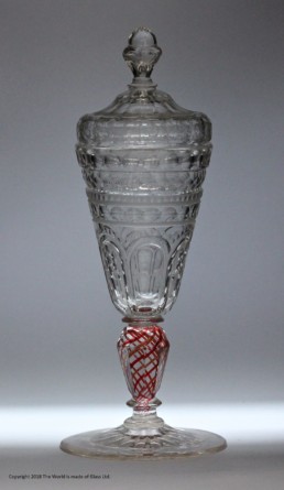 Gobelet couvert en verre de Bohême, XVIIIe siècle.  © 18th Century Glass