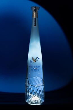 Grey Goose : gravure sur verre teinte argentée.